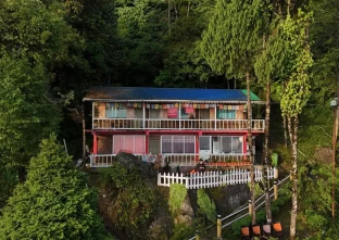 Adda Hut Homestay in Dawaipani